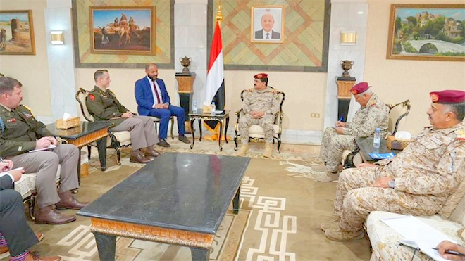 وزير الدفاع يبحث مع الملحق العسكري الأمريكي جهود مكافحة التهريب